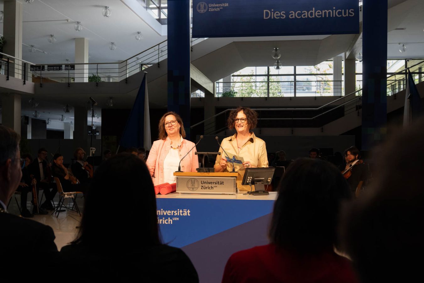 Die „vielen Rädchen im Getriebe“ wurden von Laura Beccarelli und Ruth Hunkeler-Wittleder unterhaltsam in den Fokus gerückt – denn nur gemeinsam sind wir die UZH.